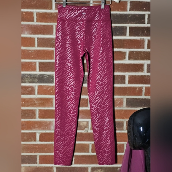 Zuda: Silver Reflective Tiger Print Maroon Leggings w. Pockets NWOT! 💛 - Picture 7 of 10